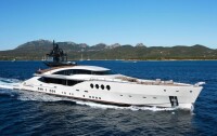 Elite yacht refinishing