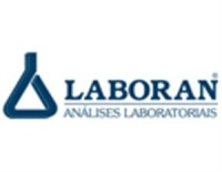 Laboran análises laboratoriais